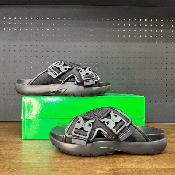 ~New W/ Box! Men's Bottega Veneta Snap Buckle Slides Black Size EU 45 / US 12 - Picture 1 of 11